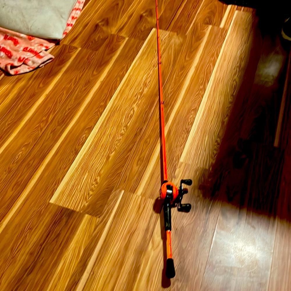 It’s used and it comes with line it’s a 6ft 10in pole
